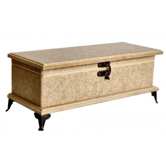 Caja con patitas metálicas...